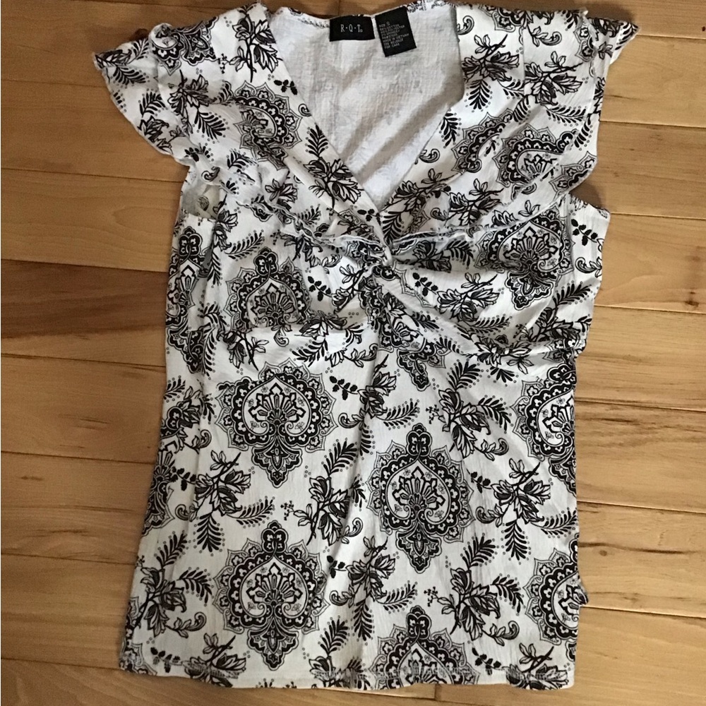 Women’s R.Q.T. Black and white paisley print vneck ruffled blouse. Small
